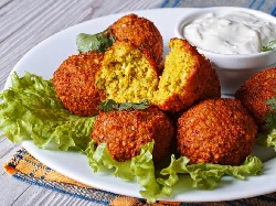 Пържени или печени кюфтета с нахут от консерва, картофи, куркума и кориандър на фурна - снимка на рецептата Пържени или печени кюфтета с нахут от консерва, картофи, куркума и кориандър на фурна - снимка на рецептата